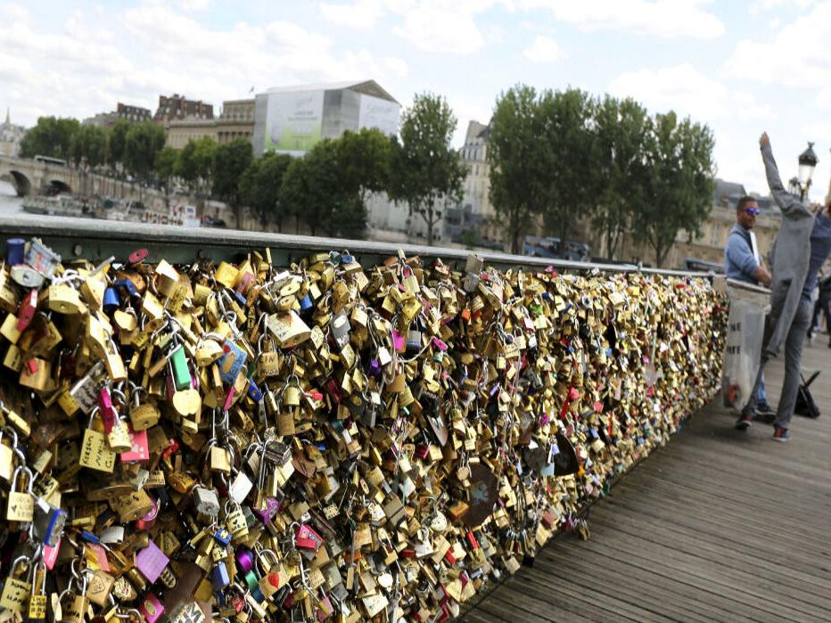 Paris: after the Pont des Arts, the love locks will be removed in  Montmartre 