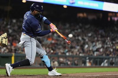 Yandy Diaz singles in the deciding run in the 9th in the Rays' 7-6 victory over the Giants