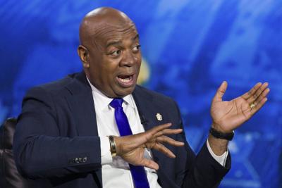 Newark mayor returns to immigration detention center days after trespassing arrest