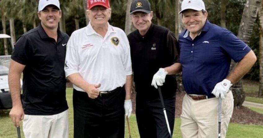 Wayne Gretzky and Donald Trump just played a round of golf together. Here’s how Canadians are reacting