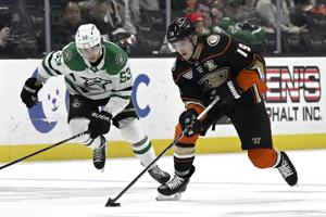 Hintz has goal and 2 assists to top 300 career points, Stars roll to 6-2 victory over Ducks