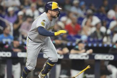 Brewers' Hoskins leaves game against Marlins because of left thumb discomfort
