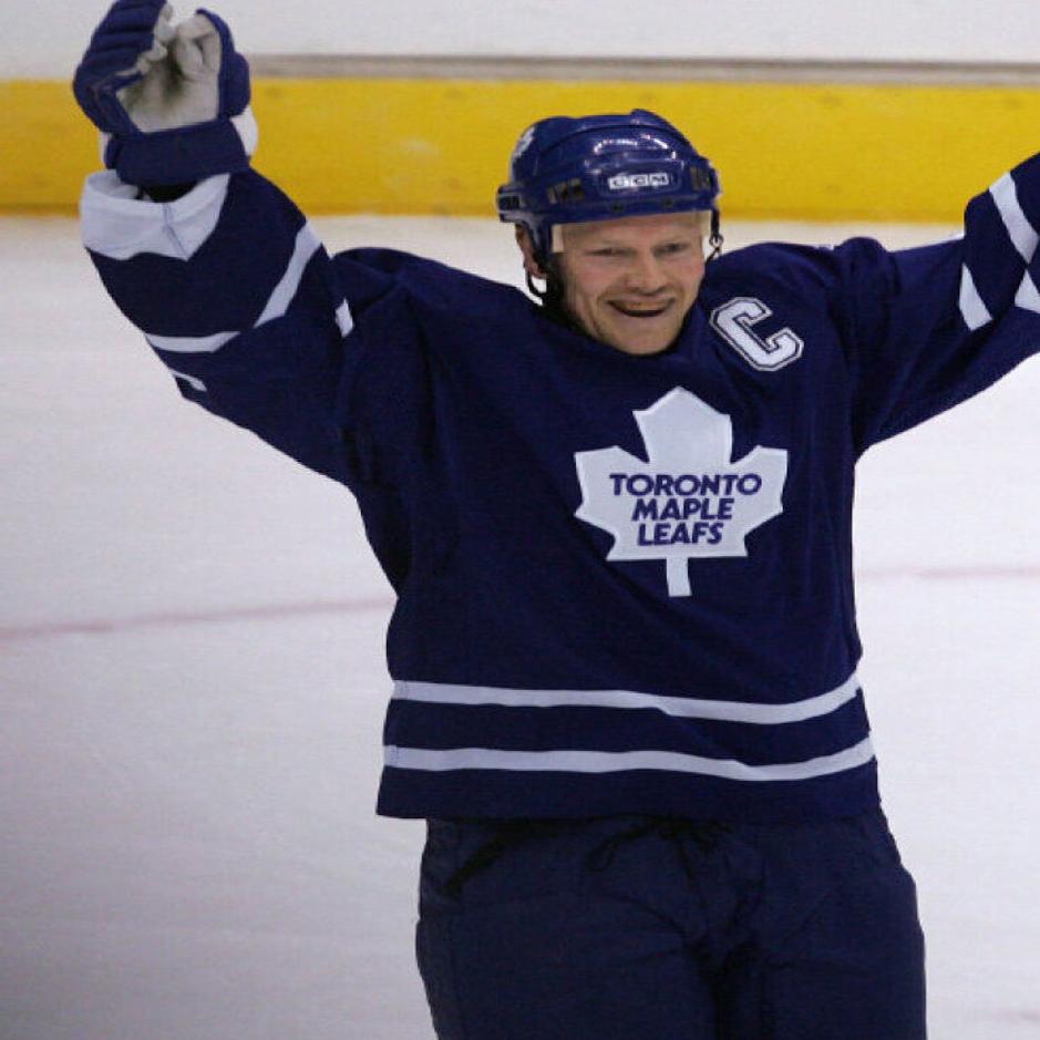 Former Toronto Maple Leafs captain Mats Sundin, of Sweden, announces his  retirement during a news conference