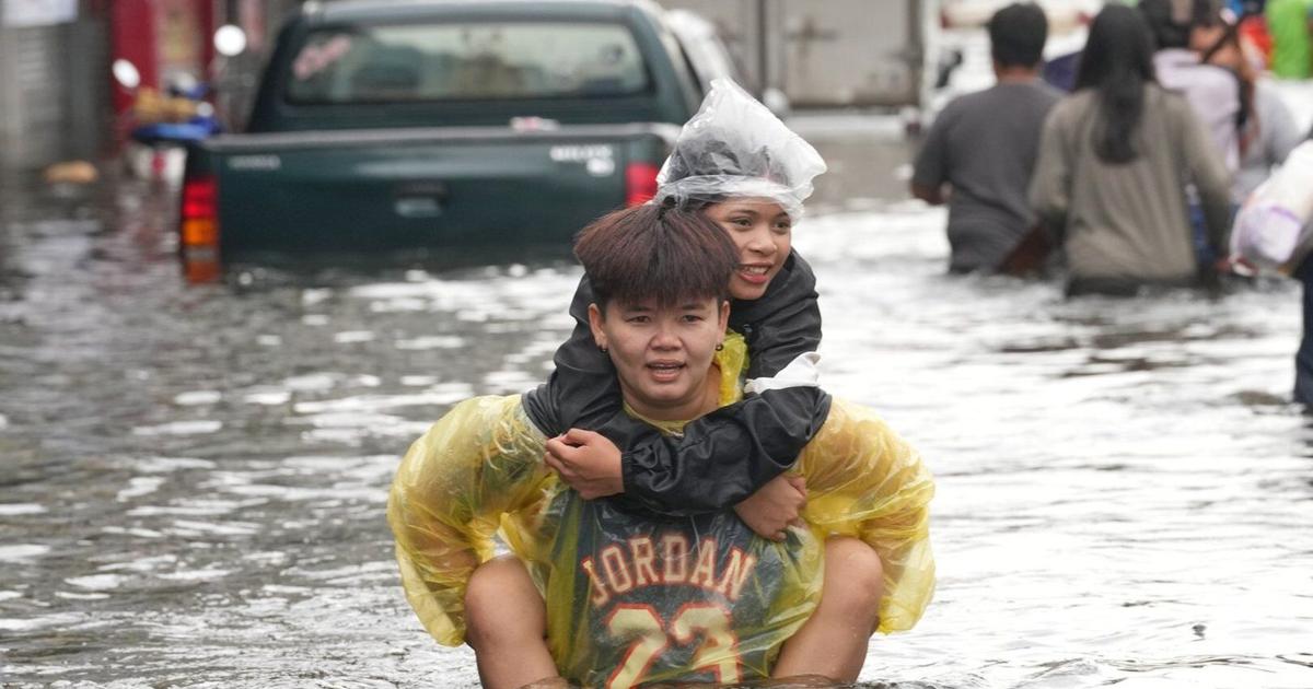 Photo: thestar.com Photos show people navigating Bangkok’s flooded streets during days of heavy rain