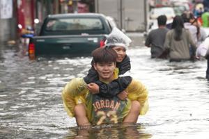 Bangkok floodwaters begin to ease after torrential rains affect 700,000 people