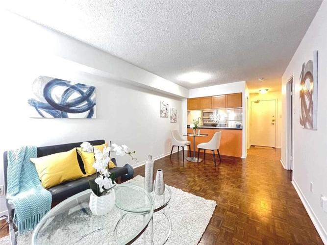 1bedroom downtown Toronto condo listed for 400,000
