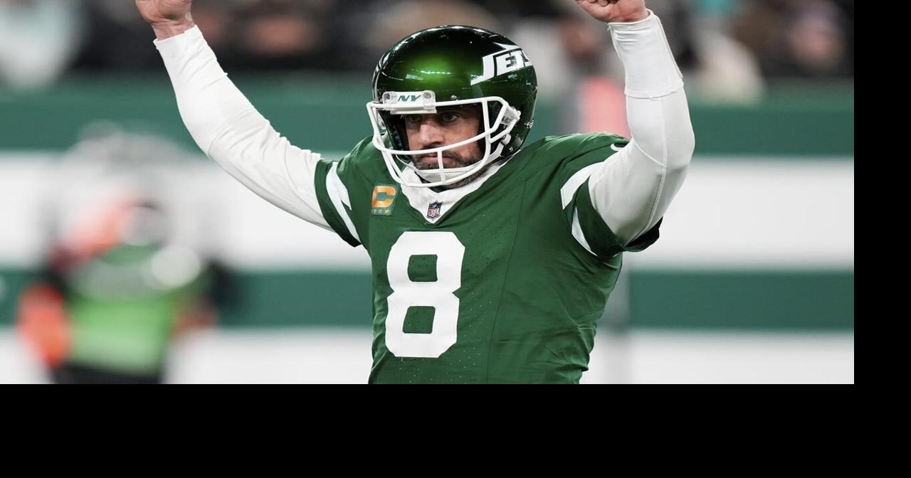 Rodgers throws a season-high 4 touchdown passes in possible final game as Jets top Dolphins 32-20