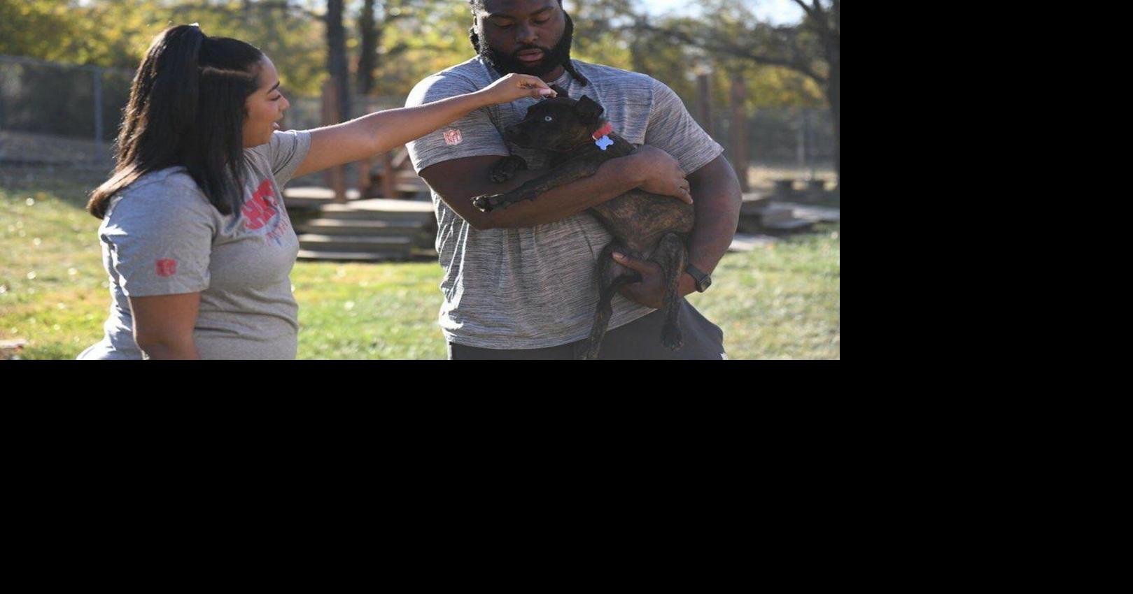 Kansas City Chiefs player becomes a coach to a mutt named Parsnip for the 'Puppy Bowl'