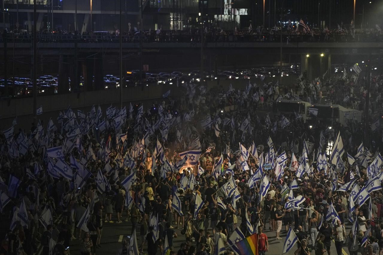 Thousands Of Israelis Cripple Tel Aviv Highway To Support Police Chief ...