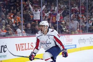Oshie scores winner into empty net, Capitals make playoffs by beating Flyers