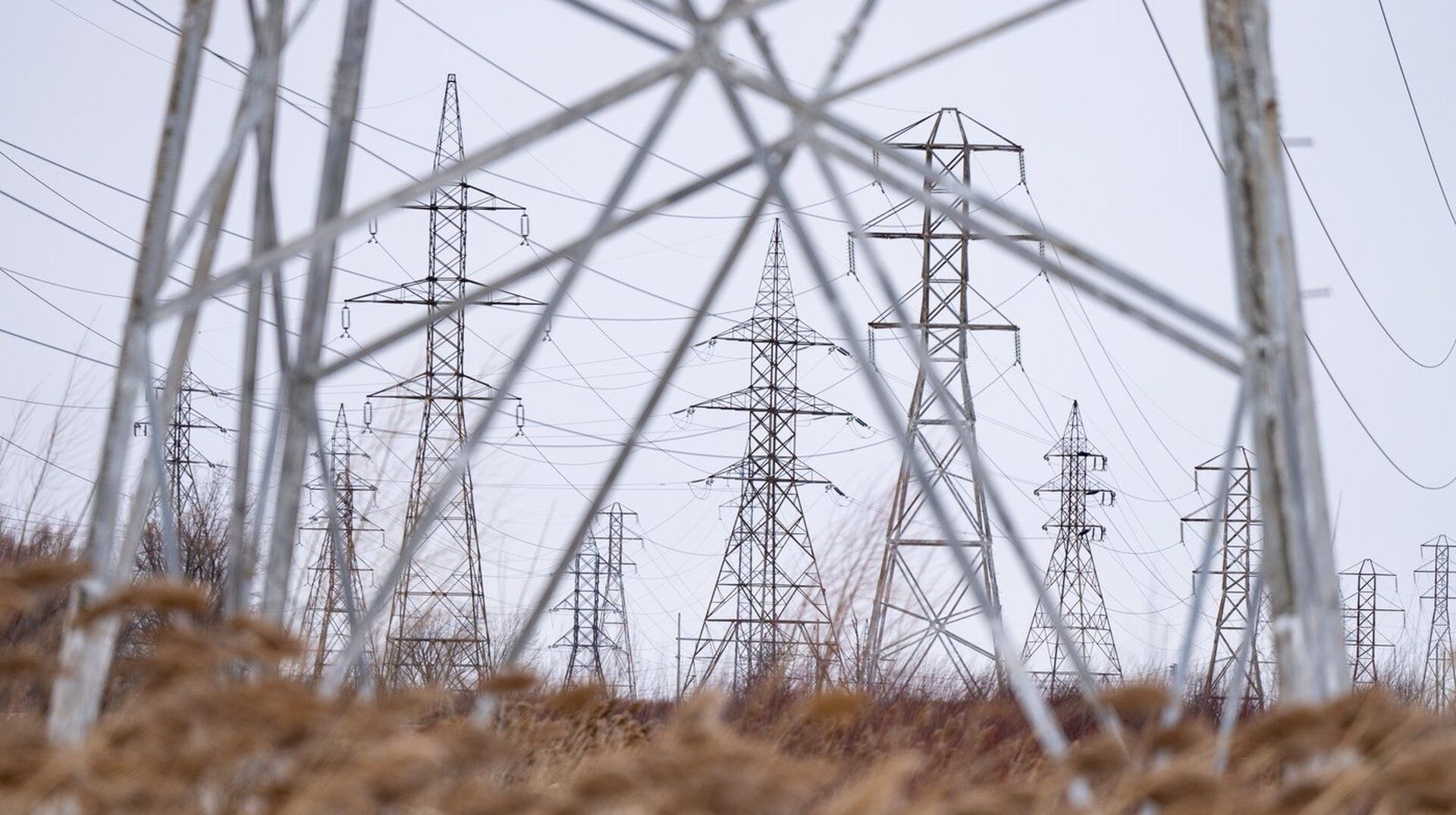 Strong winds leave thousands without power in Central Canada, Maritimes