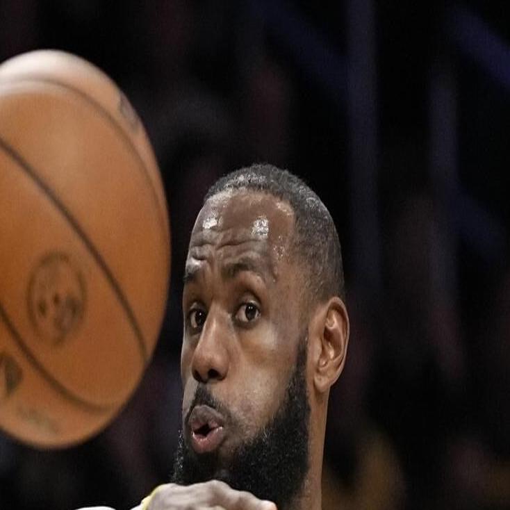 LeBron James thinks pass first while chasing scoring record