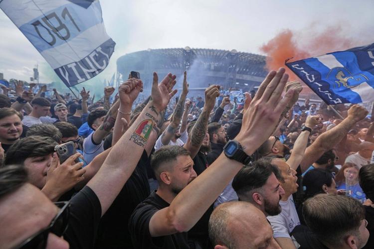 Napoli fans already celebrating before Serie A-deciding matches kick off