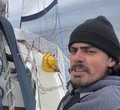Sailing from Oregon to Hawaii after quitting his job turns a man with a cat into social media star