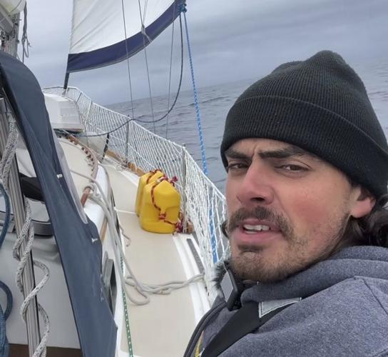Sailing from Oregon to Hawaii after quitting his job turns a man with a cat into social media star