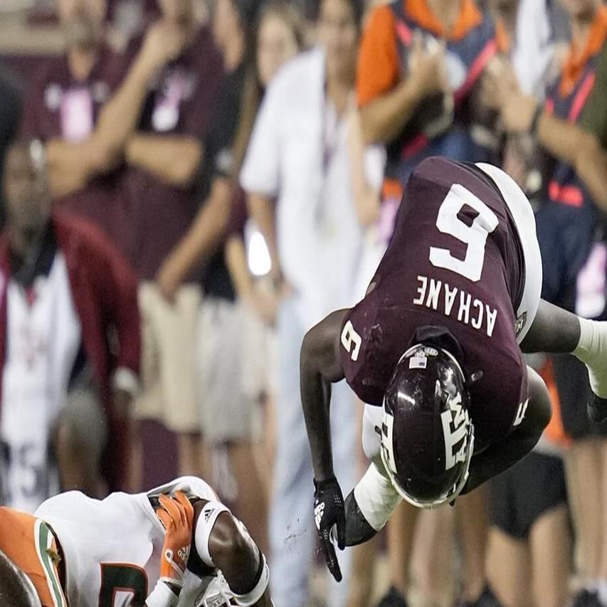 Max Johnson Leads Texas A&M Aggies to 17-6 Halftime Lead vs