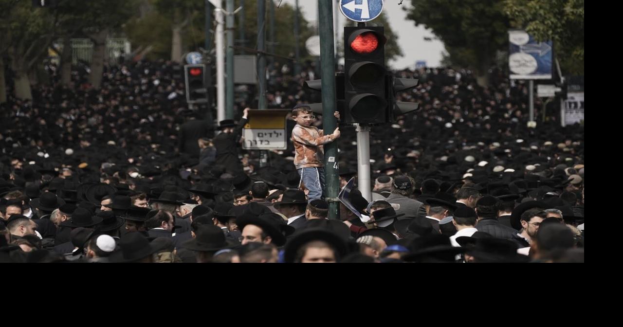 Prominent Israeli rabbi mourned by thousands at funeral