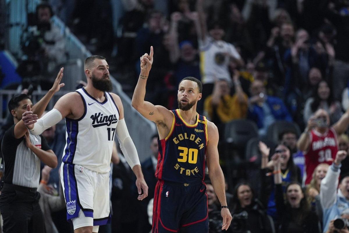 Stephen Curry becomes first player in NBA history to make 4,000 3-pointers. Photo: Toronto Star. Stephen Curry becomes first player in NBA history to make 4,000 3-pointers. Photo: Toronto Star.