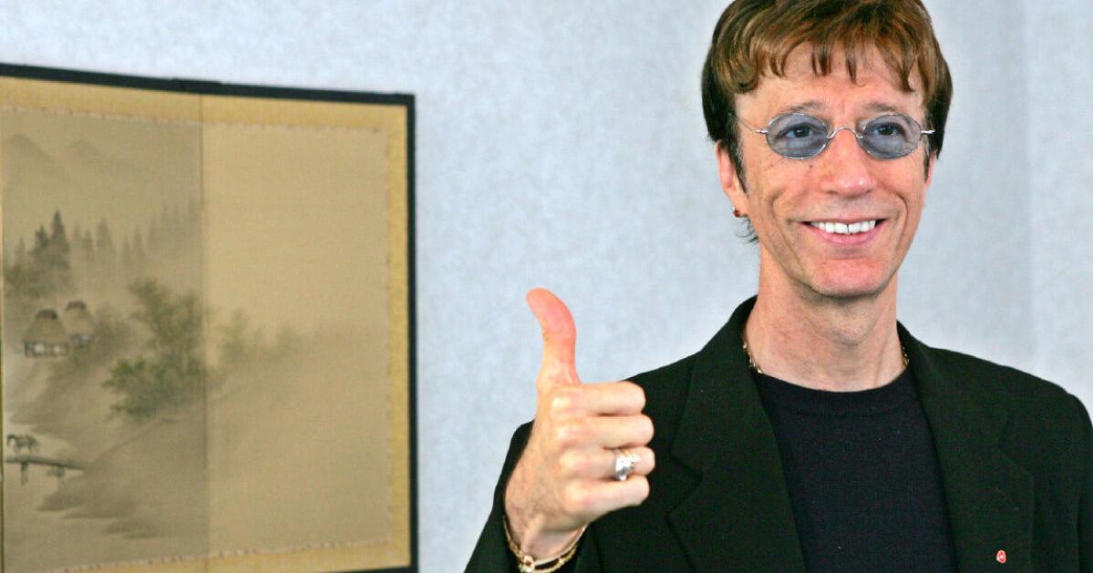 Bee Gees star Robin Gibb hospitalized after intestinal surgery(00)