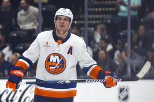 Engvall gets tiebreaking goal in Islanders' four-goal 3rd period to beat Penguins 4-2