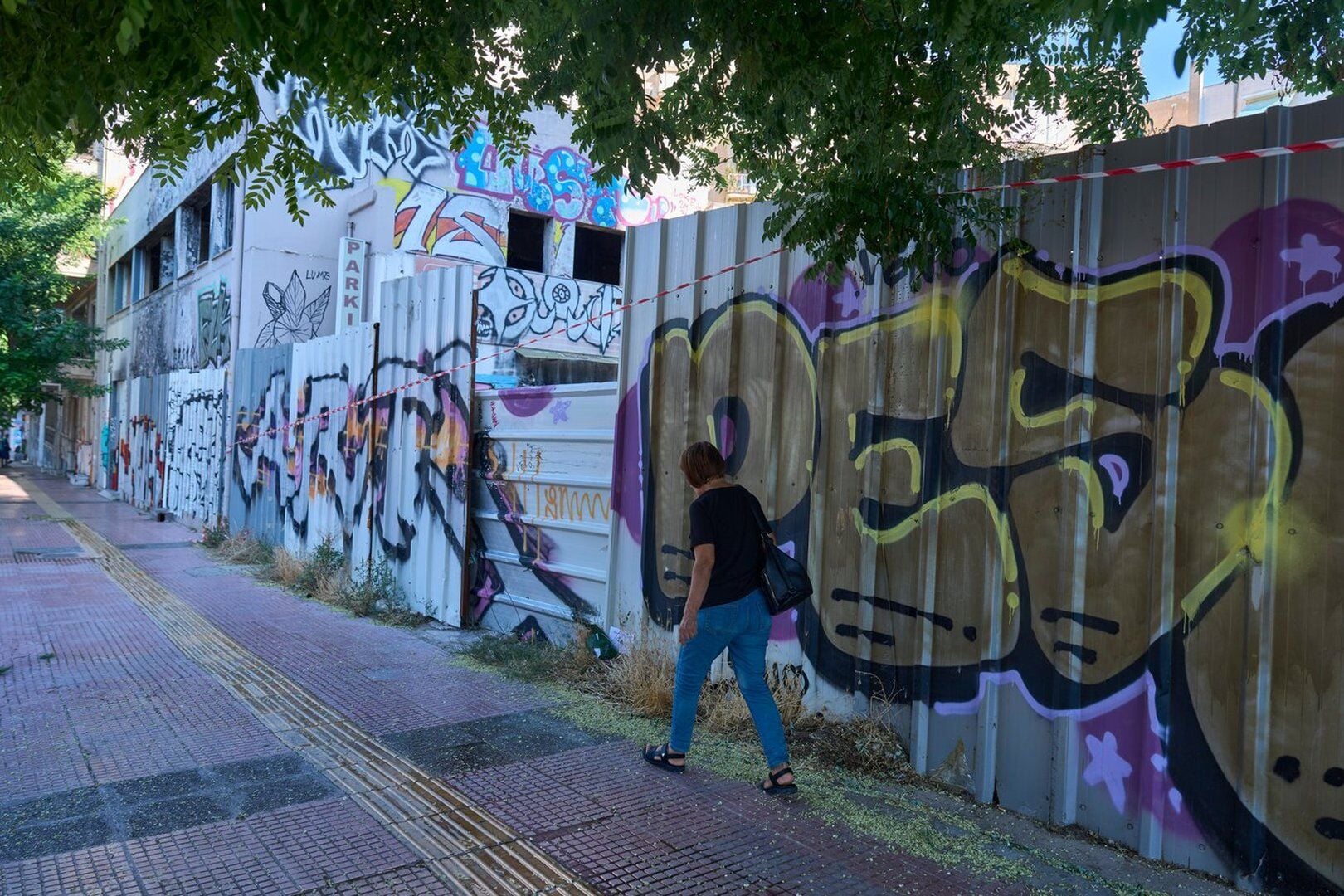 Suspect jailed pending trial in killing of Scottish aid worker in Athens; body found in suitcase in Kypseli district