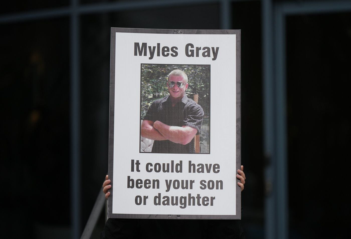 A testemunha nega os oficiais nas costas de Myles Gray antes de morrer