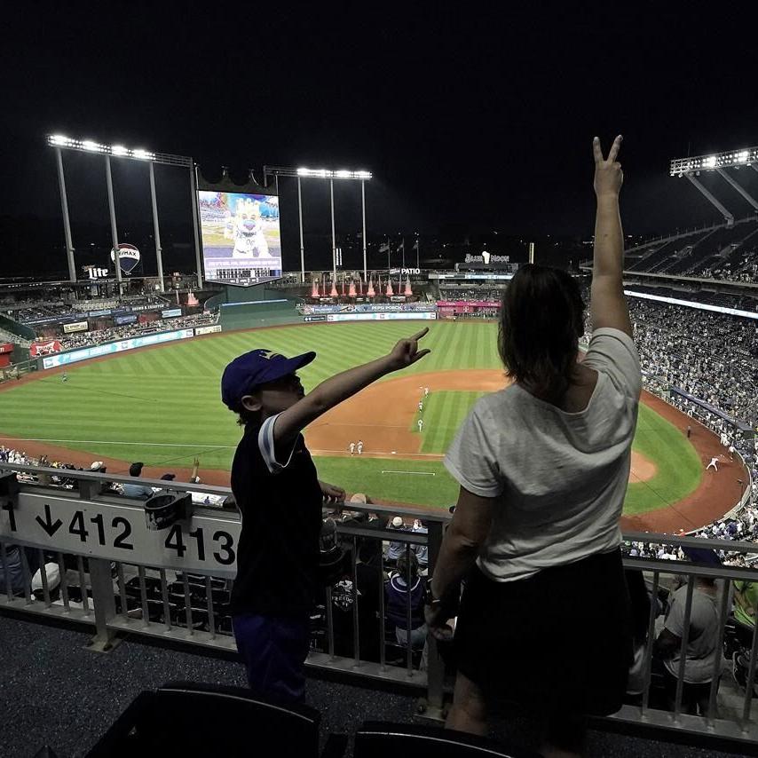 Royals win 4th straight, rally past retooling Mets 7-6 on 10th