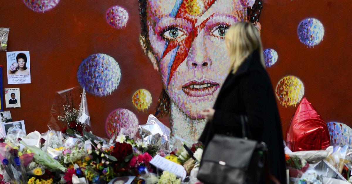 David Bowie's 'Blackstar' takes top spot on U.K. chart