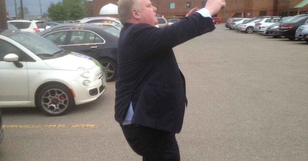 Toronto Mayor Rob Ford bolts from meeting to put fridge magnets on cars