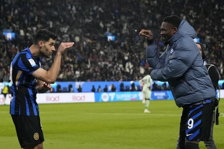 Leao and Pulisic inspire AC Milan comeback in 32 win over Inter in