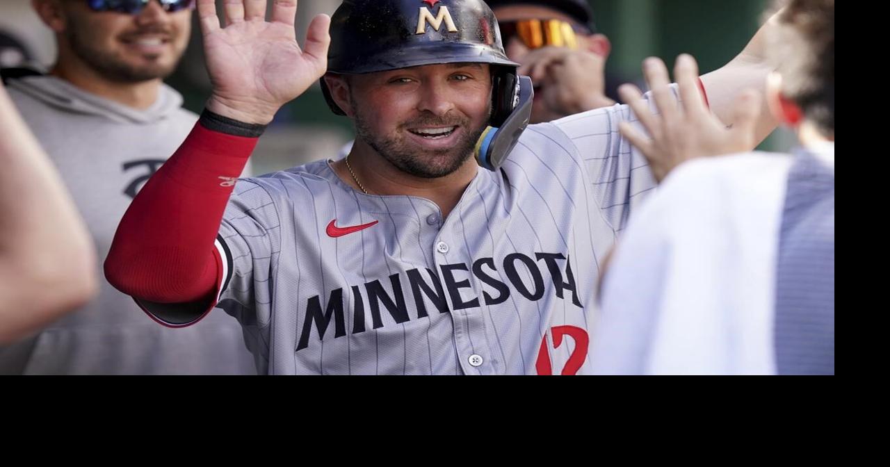 Infielder Kyle Farmer guaranteed $3.25 million in 1-year deal with Colorado Rockies