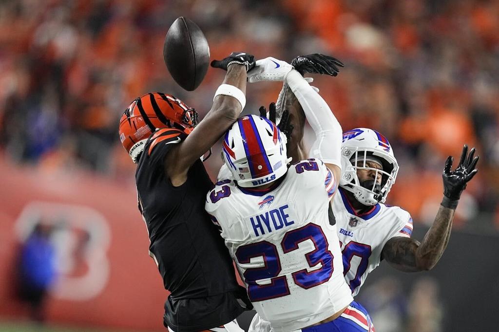 Burrow passes for 348 yards and 2 TDs and Bengals' defense clamps down on  Bills in 24-18 win