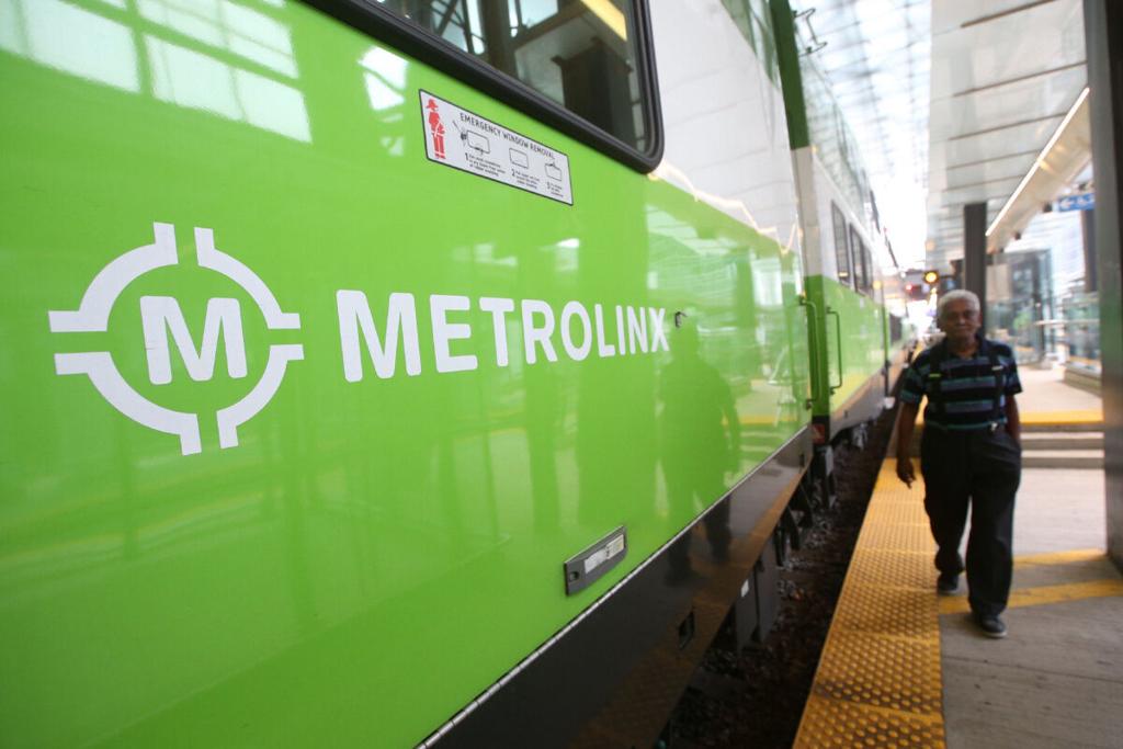 A lean, green, well-branded transport machine – Toronto's GO Transit -  Transport Designed