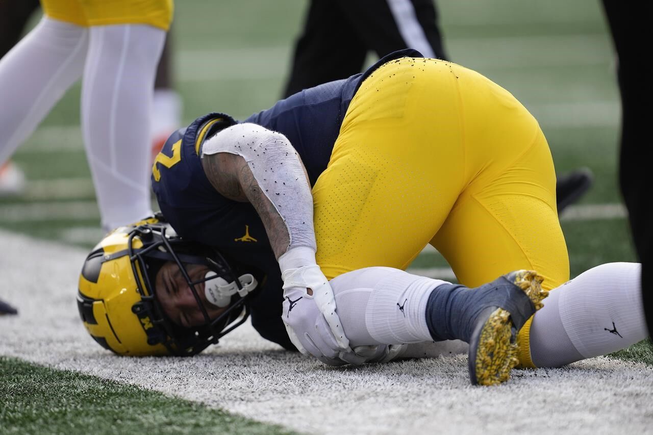 No. 3 Michigan s RB Corum hurts knee limited vs. Illinois