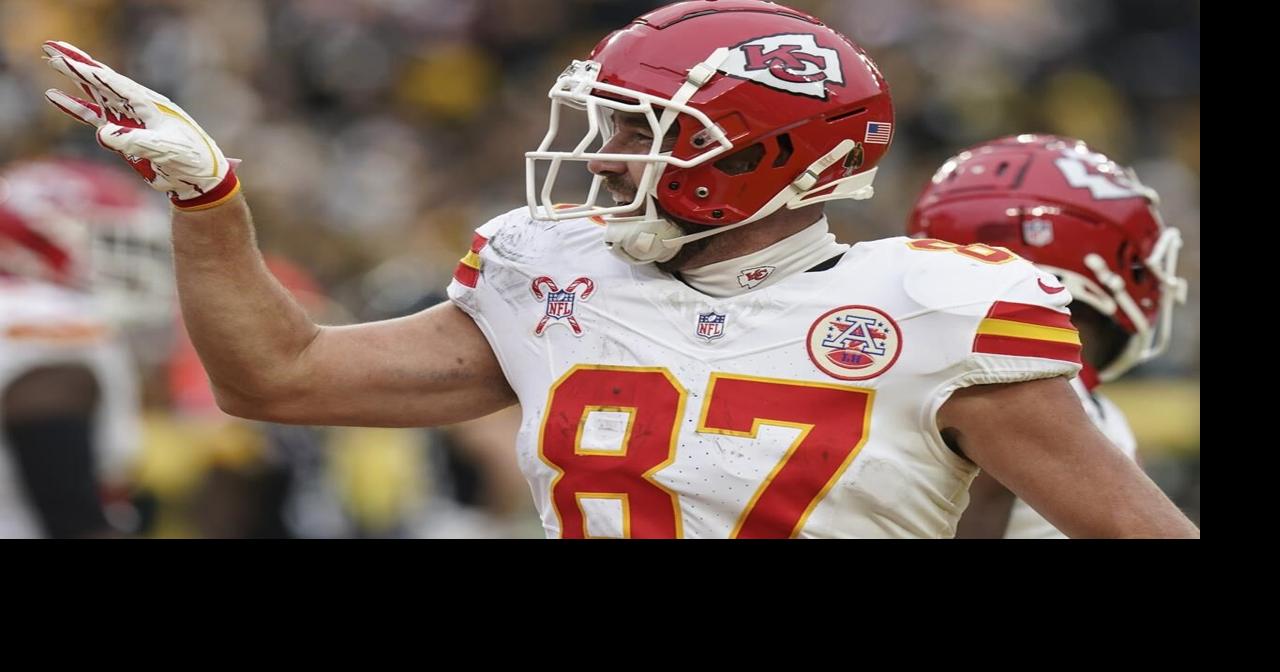 Mahomes throws 3 TDs as Chiefs clinch AFC's top seed by breezing past the skidding Steelers 29-10