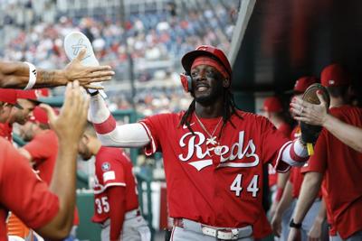 Reds' Elly De La Cruz tries on manager Terry Francona's glasses in lighthearted moment