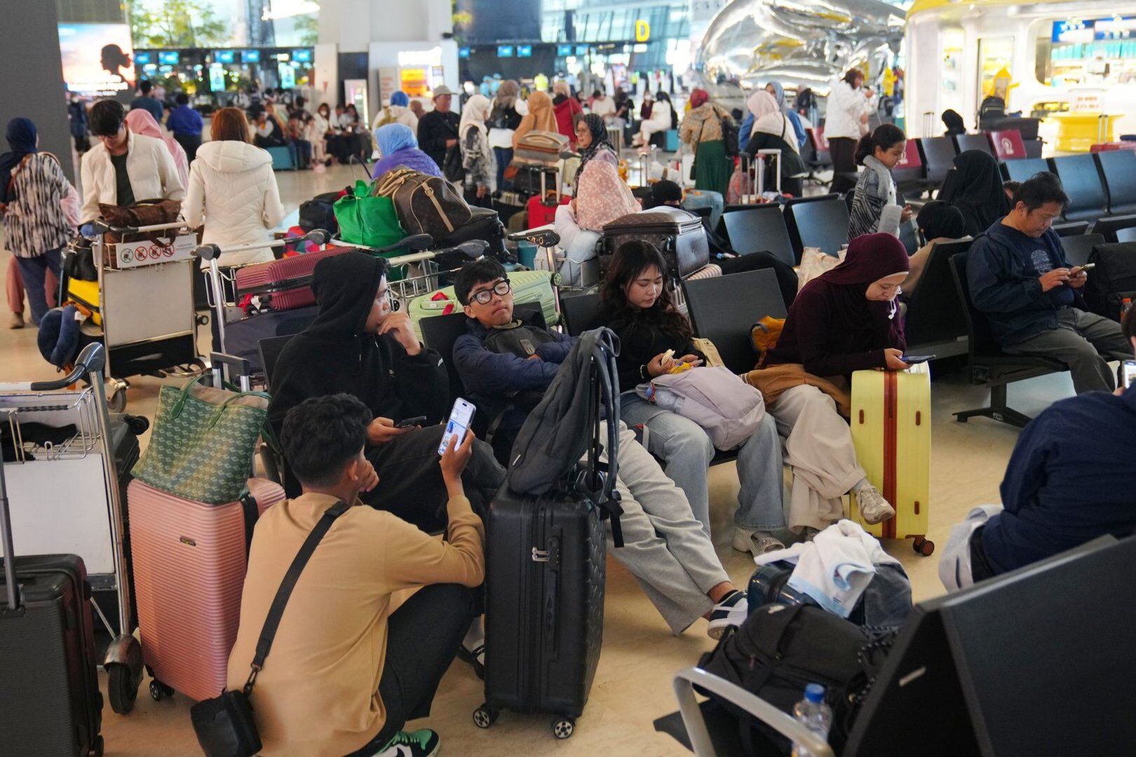 Anak Krakatau eruption disrupts Indonesian flights as airports stay closed and schools shift online; volcano remains active with intermittent eruptions