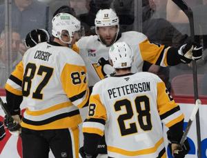 Rust scores hat trick, Penguins strike six times in third to win 9-2 over Canadiens