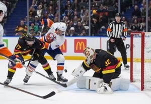 Duclair scores two, Islanders extend Canucks' winless skid to 11 games