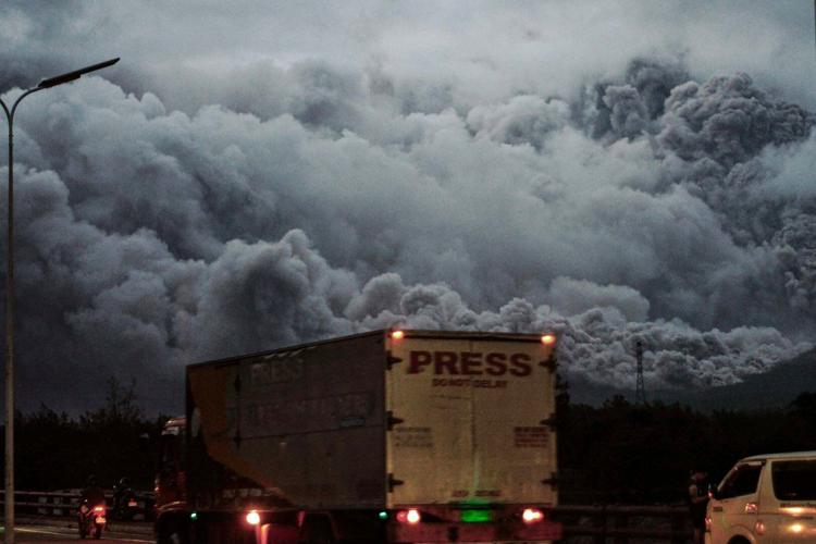Nearly 200,000 people affected as over 5,400 flee ash from Philippine ...