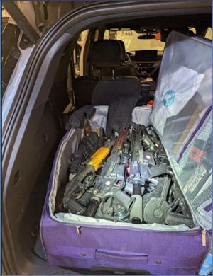 ニューヨーク国境を越えてカナダに入国した車両から90丁近くの銃が発見され、カナダ人2人が起訴された