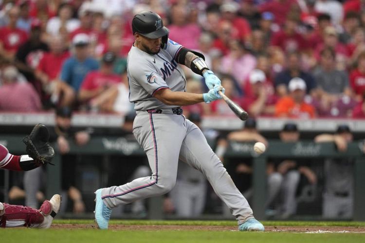Marlins extend road winning streak to 11 with 12-2 win over Reds