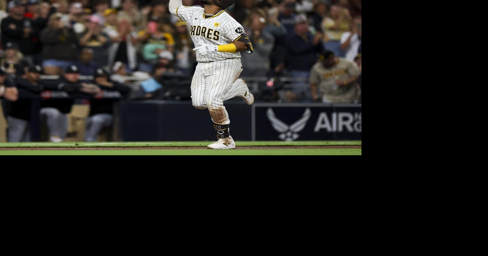 Catcher Elias Díaz guaranteed $3.5 million as part of his 1-year contract to remain with Padres