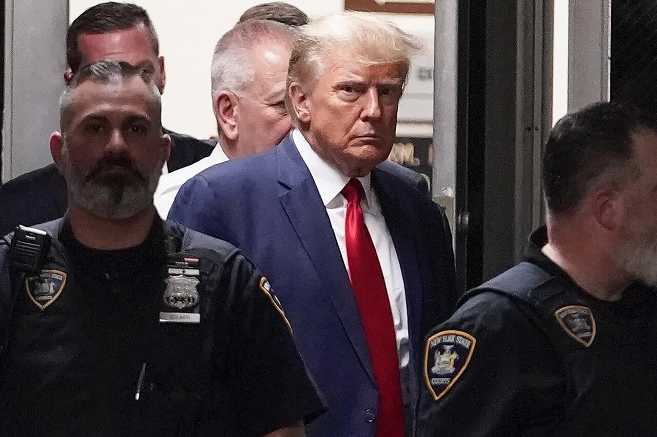 Mug Shot Of Donald Trump Shows Scowling Former President During Speedy ...