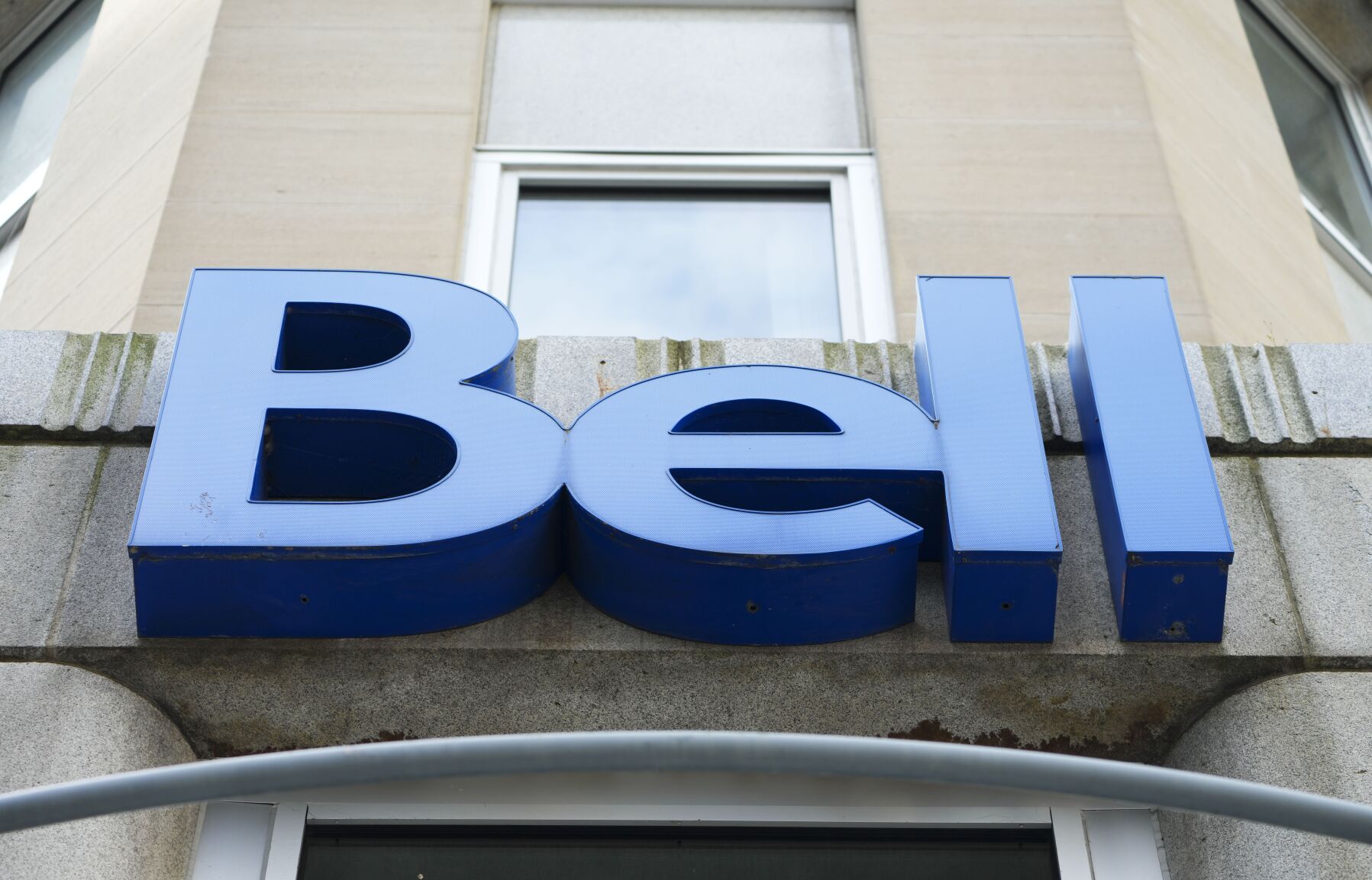 Bell Canada to slash 4 800 jobs sell 45 radio stations