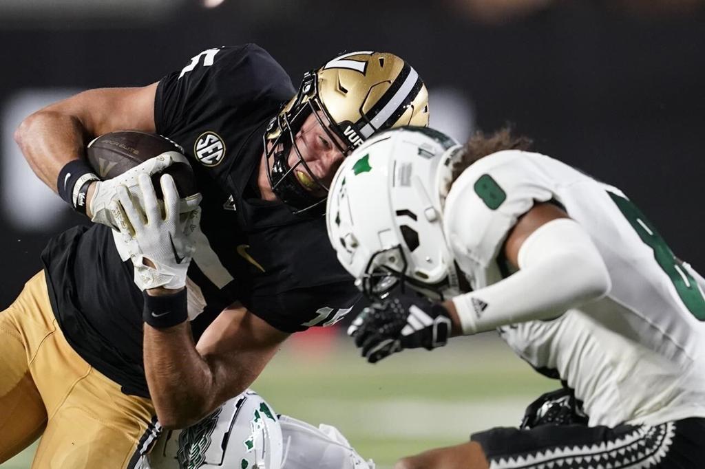 Swann throws for 3 TDs as Vanderbilt holds off Hawaii 35-28 in opener - The  San Diego Union-Tribune