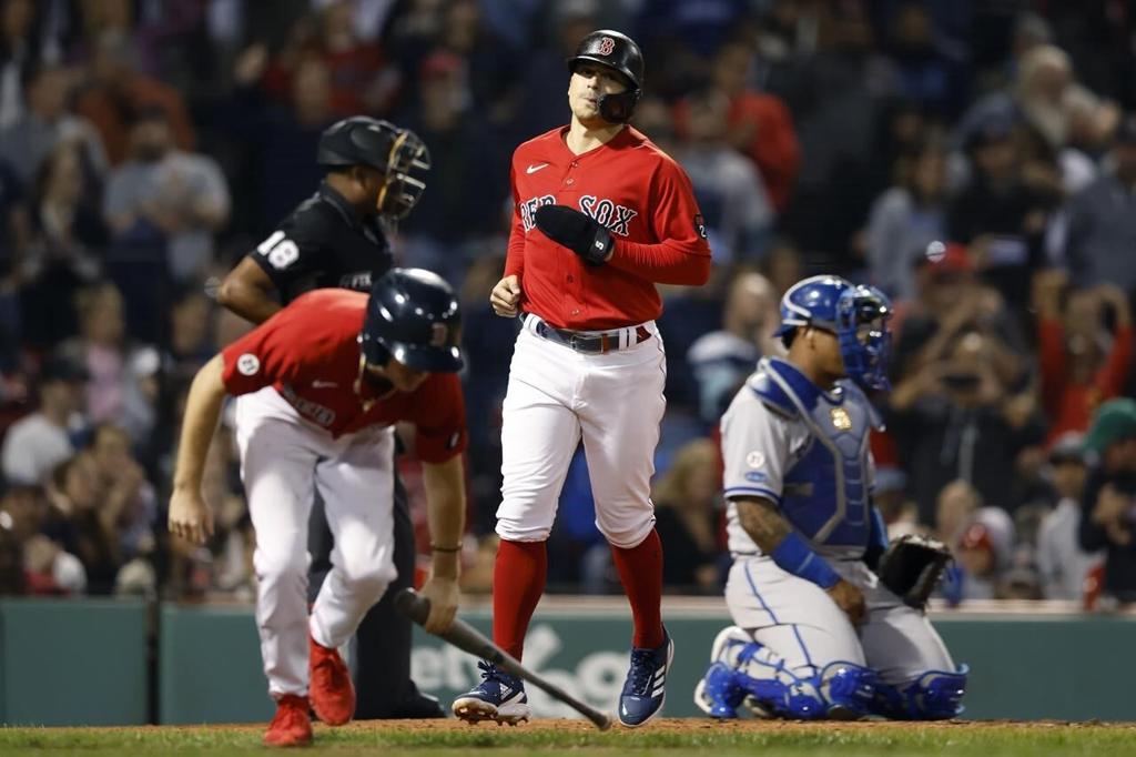 Martinez has RBI single in 8th, Red Sox beat Royals 2-1