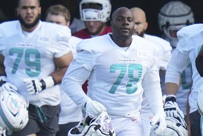 Dolphins place starting guard James Daniels on injured reserve