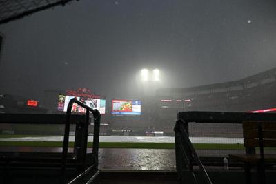 White Sox wait out 3-hour rain delay in 10th inning to to beat Cardinals 6-5