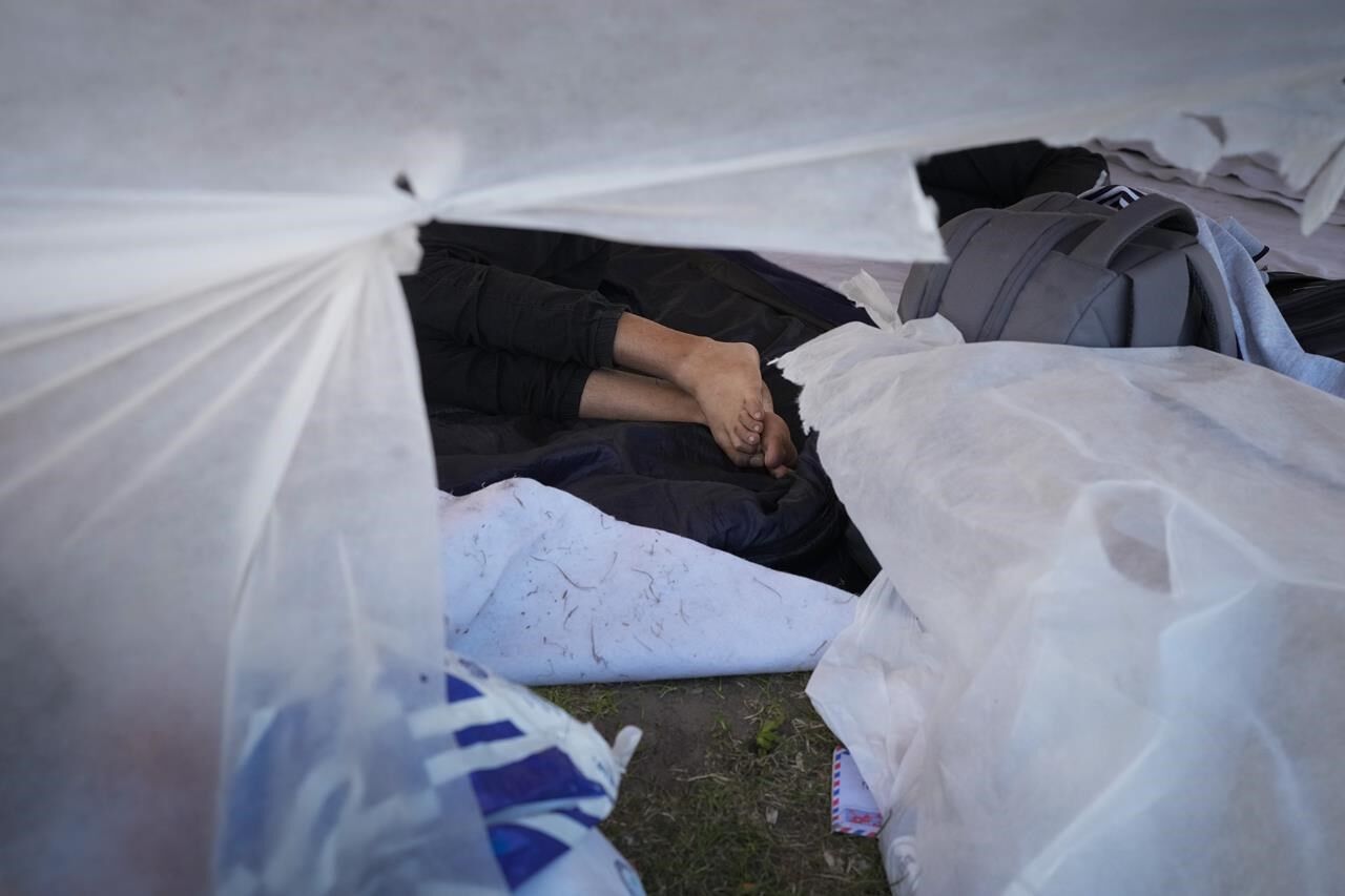 Dutch Agencies Help Migrants Sleeping Outside Crowded Camp